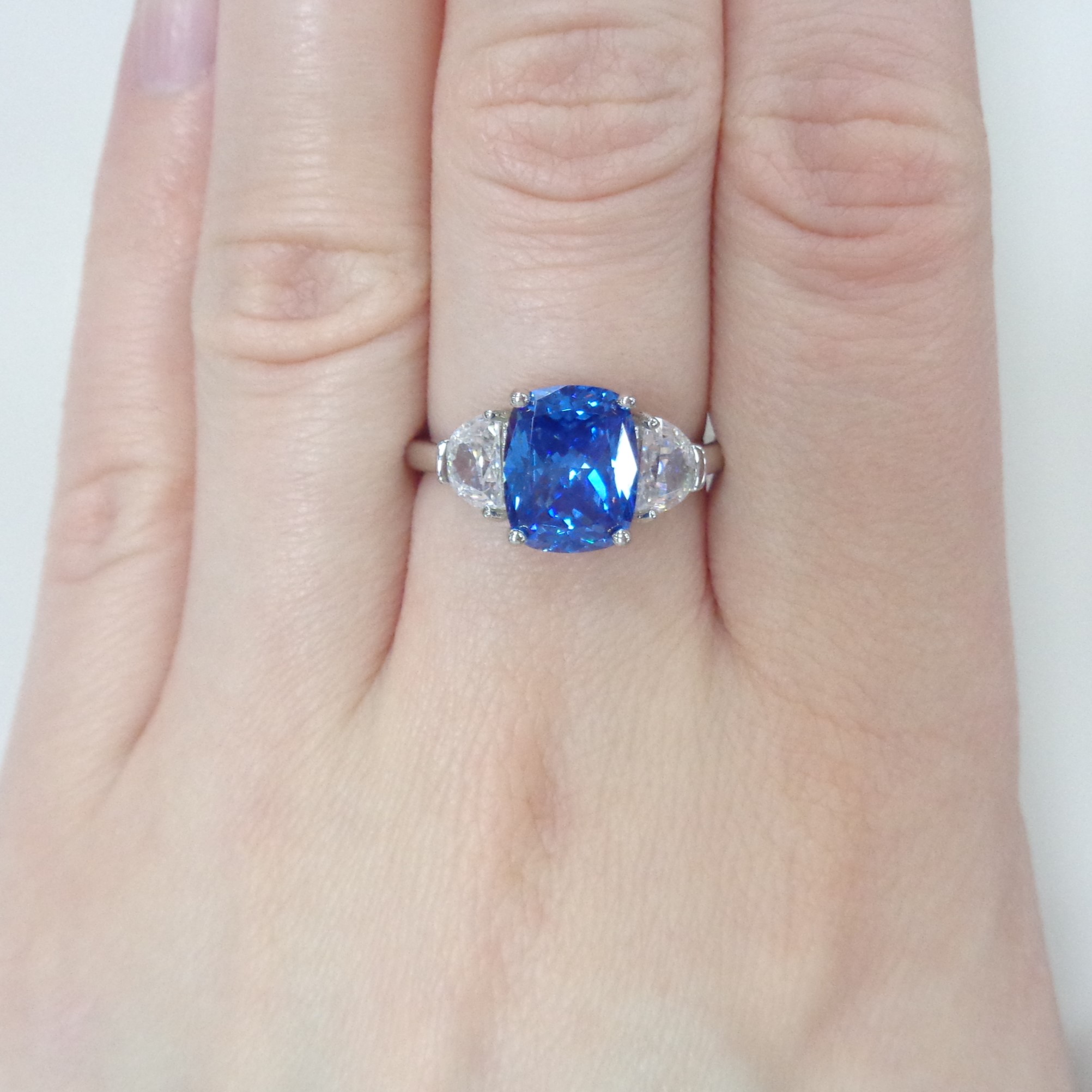 Серебряное кольцо 925 пробы; вставки 1 Фианит синий; 2 Фианит бесцв.;